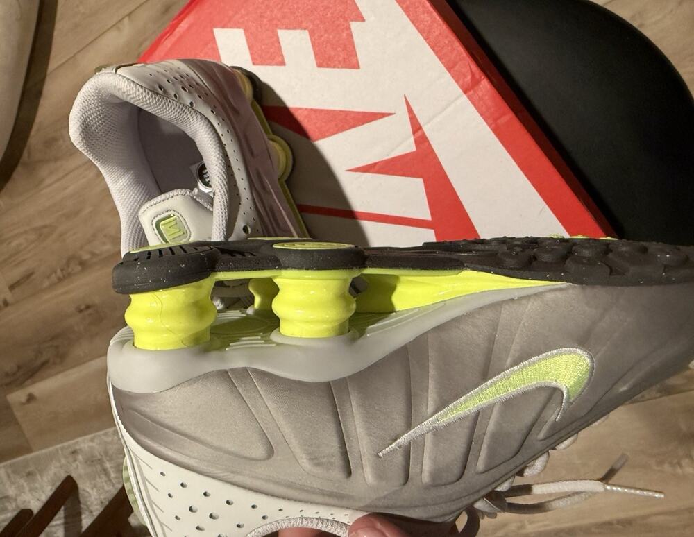 🔥Nike Shox R4 Silver Volt Neon men’s Size 7 women’s 8.5 DS CW2626-008 Y2K🔥
